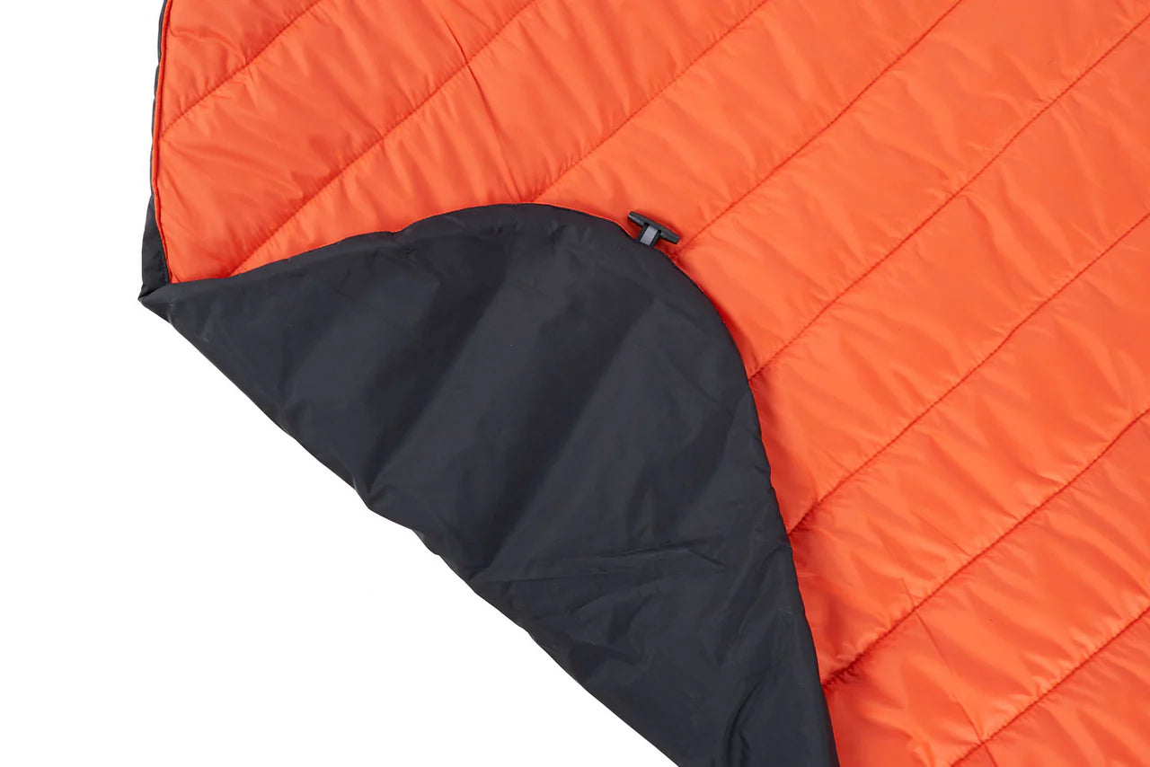 Protector bivvy bed アウトドア後の回復を支える、保温性に優れたドッグ用ベッド
